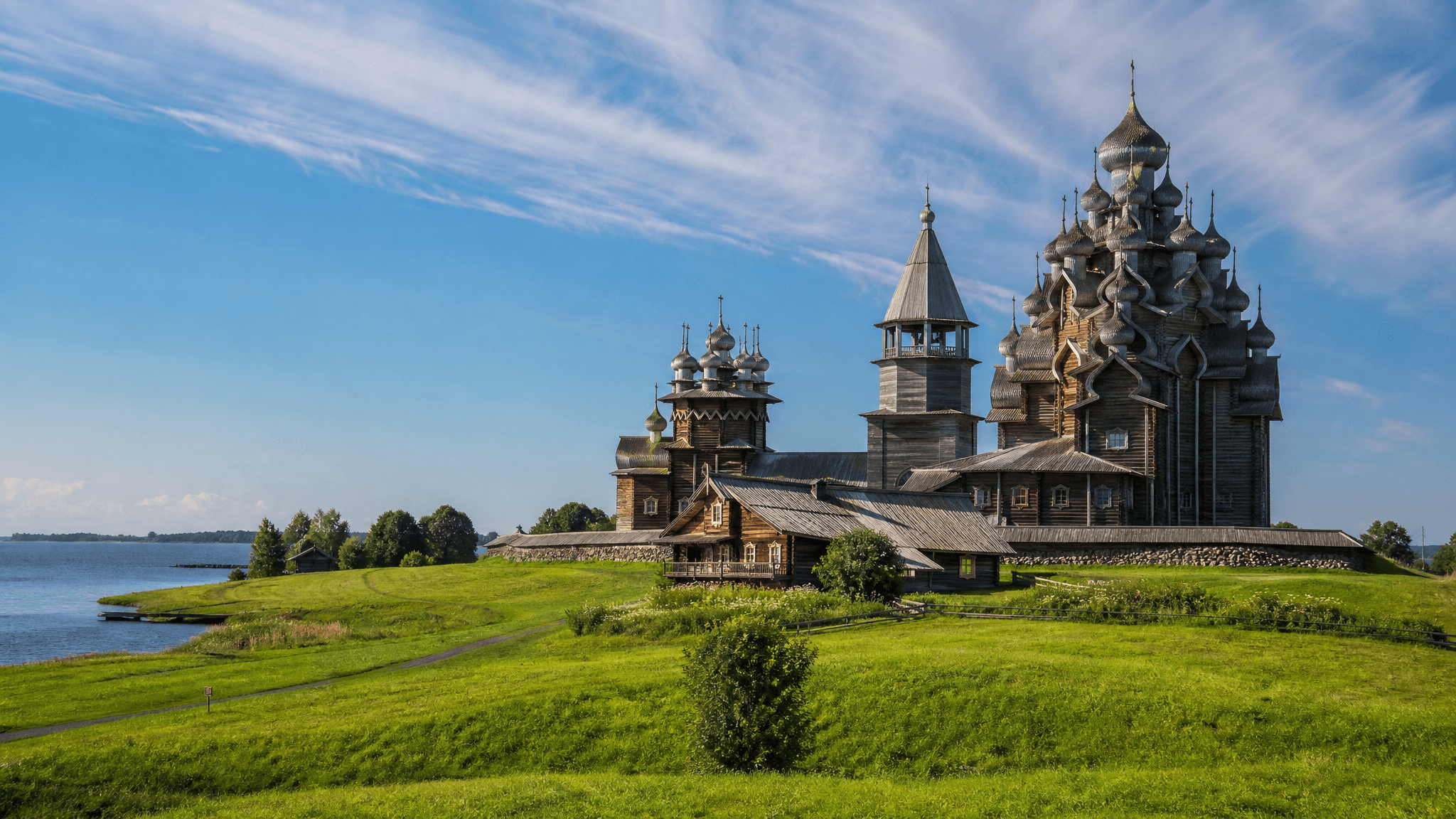 Остров Кижи и Преображенская церковь летом
